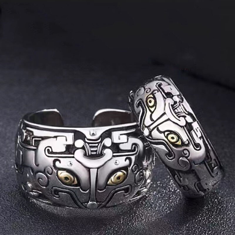 Silberne Ringe mit Tribal-Muster und gelben Augen, Schmuckdesign, Edelstahl, Herrenmode.