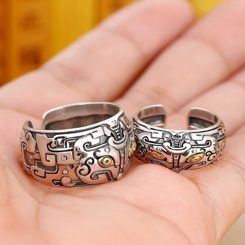 Silberne Tribal-Ringe mit Gravur, verstellbar, handgefertigt, auf Handfläche präsentiert.