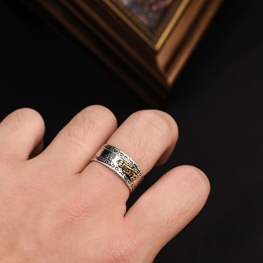 Silberner Herrenring mit goldenen Akzenten, Edelstahl, modisches Design, auf Hand getragen.