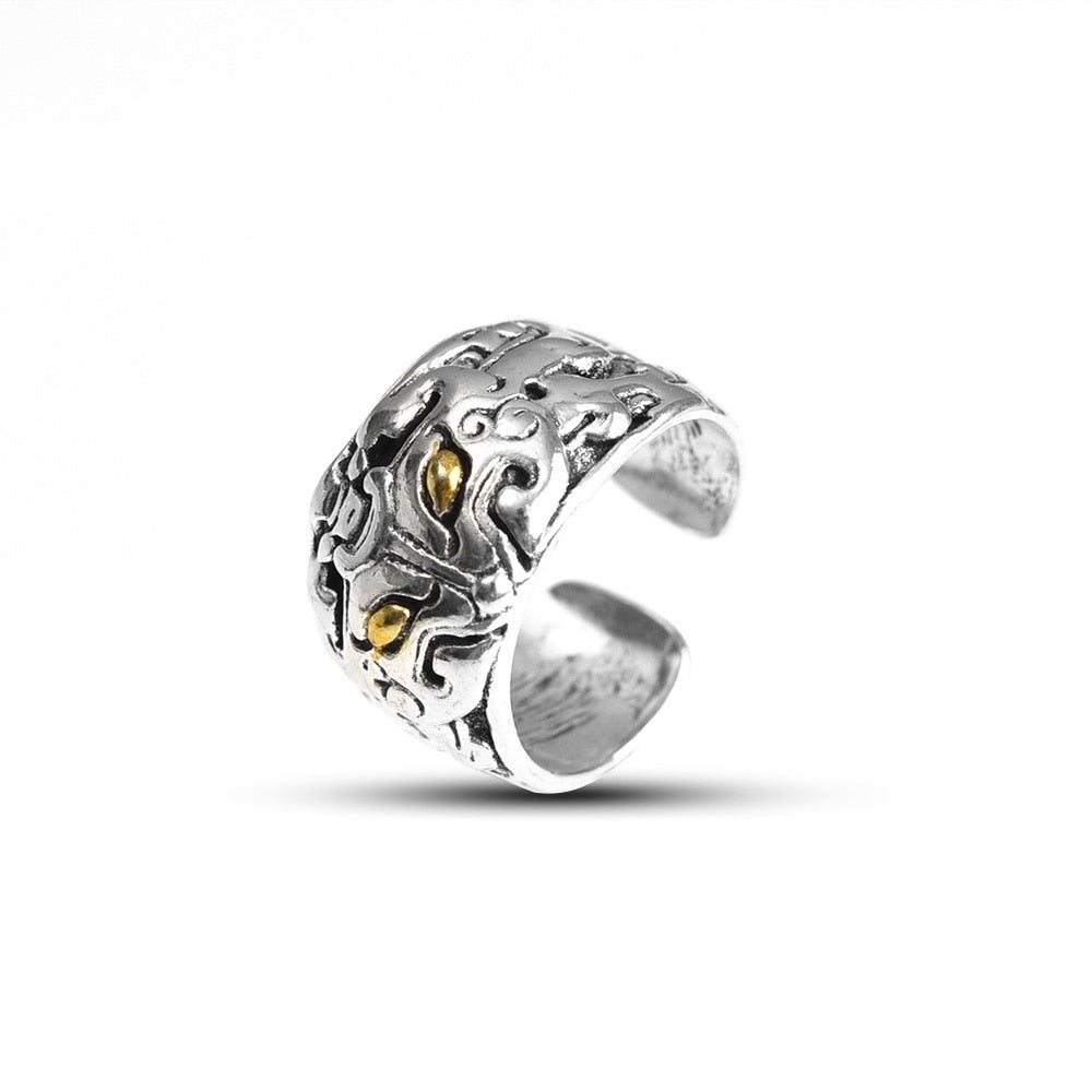 Silberner Ring mit filigranem Muster und goldenen Akzenten, Schmuck, Unisex, modisch.